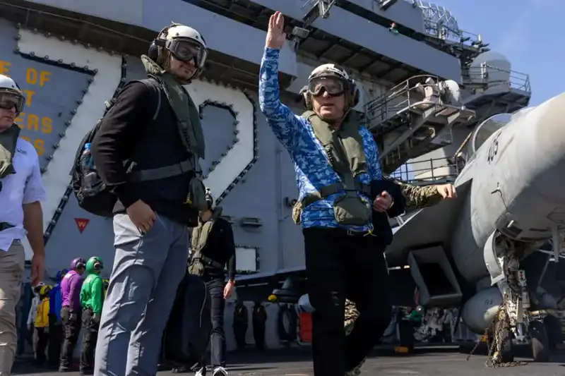 ABD'nin Umman Ekibi, Bölgede Çalkantılı Gelişmeleri Takip Etmek İçin Savaş Gemisini Ziyaret Etti