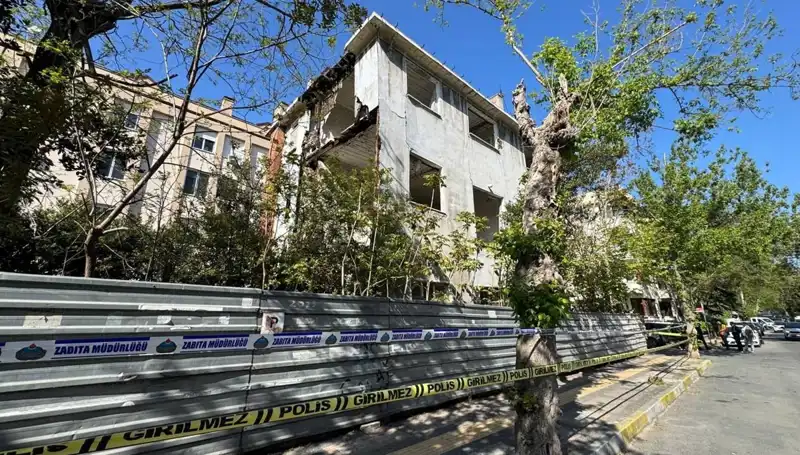 Bakırköy'de Deprem Alarmı: Metru Aşama Çöken Bina Görüntüleri Şaşkınlık Yarattı
