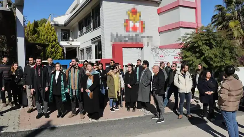 Karne Günü Veliler İçin Şokla Başladı: Öğretmenler Gözyaşlarına Boğuldu