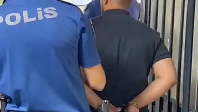 İzmir'de Polise Saldıran Şahıs Yakalandı: Olayın Detayları Şok Edici