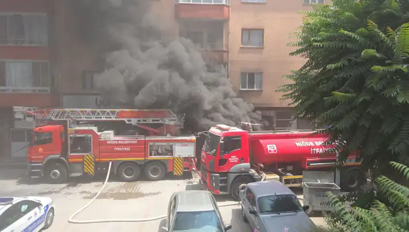 Niğde'de Beyaz Eşya Deposunda Çıkan Yangın, Büyük Hasara Neden Oldu