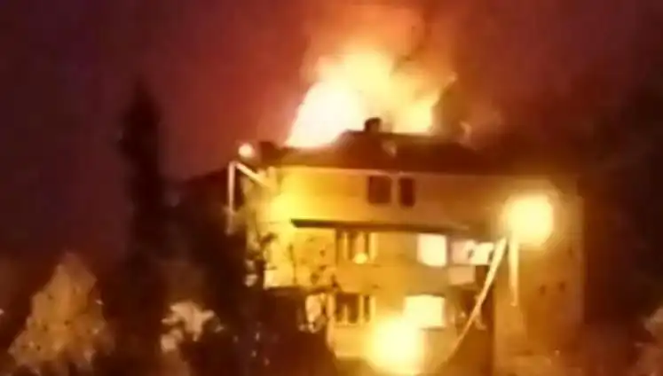 Saman Yüklü Çatıda Yangın: Mahalle Sakinleri Panik İçinde Sokağa Çıktı