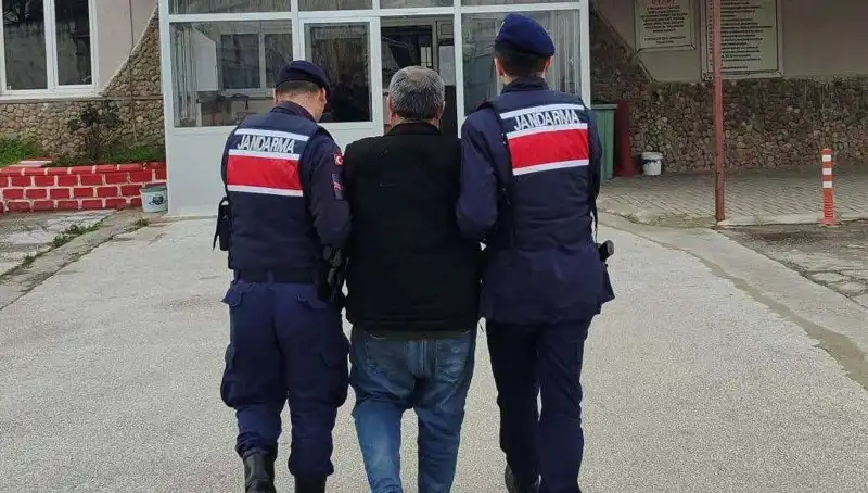 8 Yıl Boyunca Aranan Zanlı, Sonunda Yakalandı ve Cezaevine Gönderildi!
