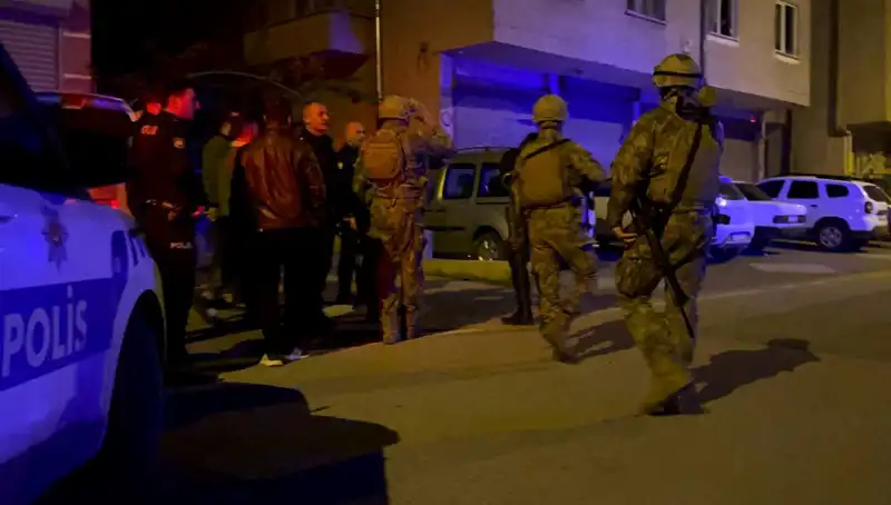Dikkat Çeken Olay: Balkondan Tüfekle Ateş Açan Şahıs Polisin Gelmesiyle Kendini Kilitledi