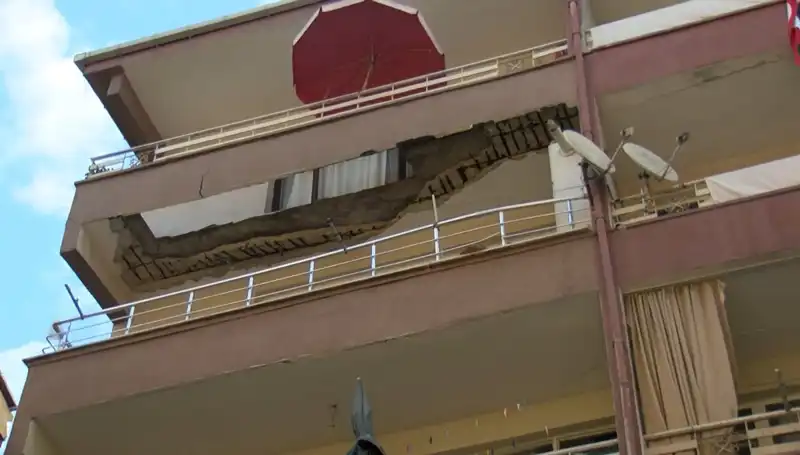 Güngören’de Balkon Çökmesi: Korku Dolu Anlar ve Kurtarma Çalışmaları