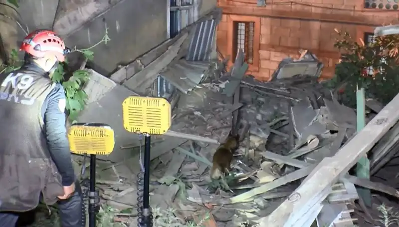 İstanbul'da Deprem Sonrası Çöken Bina, Korku Dolu Anlar Yaşattı