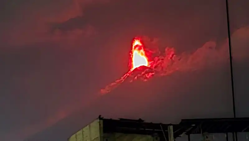 Fuego Yanardağı’ndan Gelen Tehdit: 30 Bin Kişi Tahliye Ediliyor!