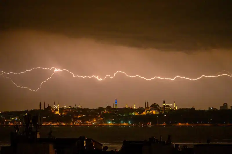 İstanbul’da Sıcaklık İnanılmaz Bir Şekilde Düşüyor: Kar Geliyor Mu?