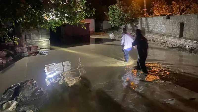20 Dakikalık Yağışın Ardından Gelen Sel Felaketi: Evler Hasar Gördü