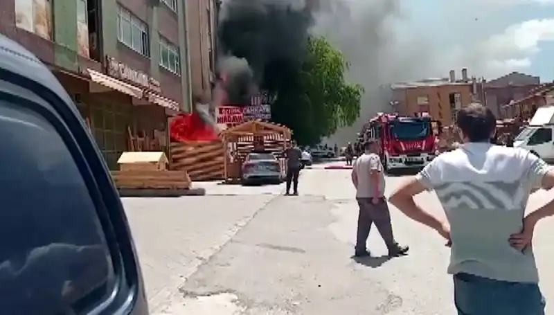 Ankara’da Korkutan Yangın: İş Yerleri Alev Alev Yandı!