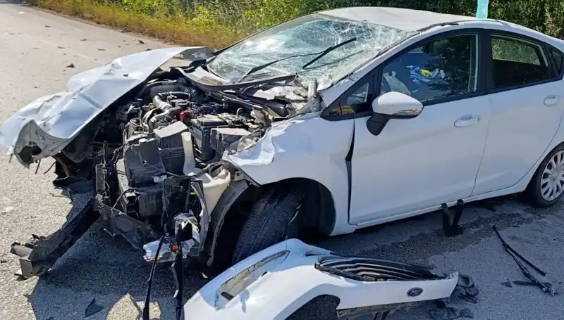 Çanakkale'de Trafik Kazası: İki Kişi Yaralandı, Olayın Ardındaki Nedeni Keşfedin