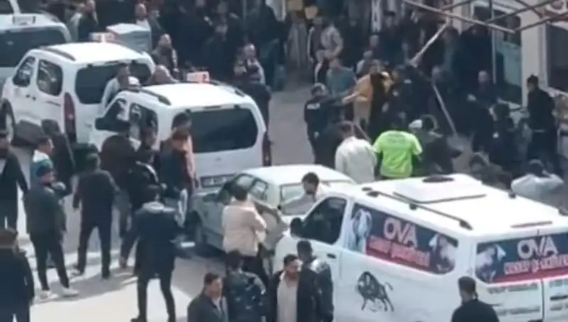 Erciş’te Taşlı Sopalı Kavga: Sokaklar Kan Gölüne Döndü!