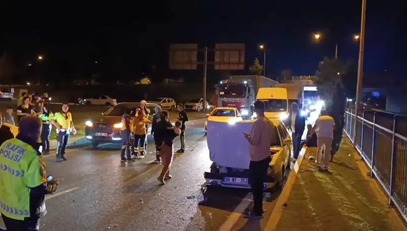 Otoyolda Yaşanan Kuralsız Geri Dönüş Kazası İki Çocukla Dört Yaralı!