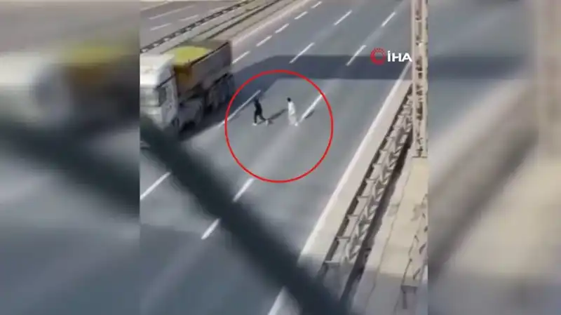 Tehlikeli Yolculuk: Sürücülerin Yüreğini Ağızlarına Getiren Anlar Kameraya Yansıdı