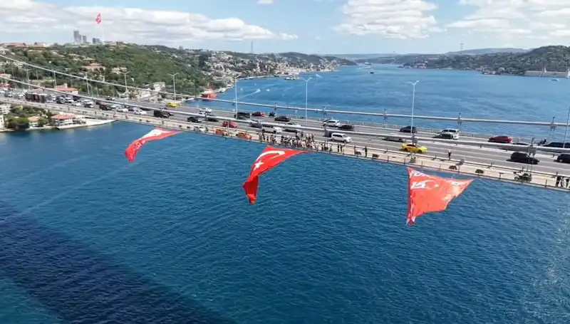 Türk Bayrağı, Köprüde Dalgalanıyor: Sıra Dışı Bir Görüntü