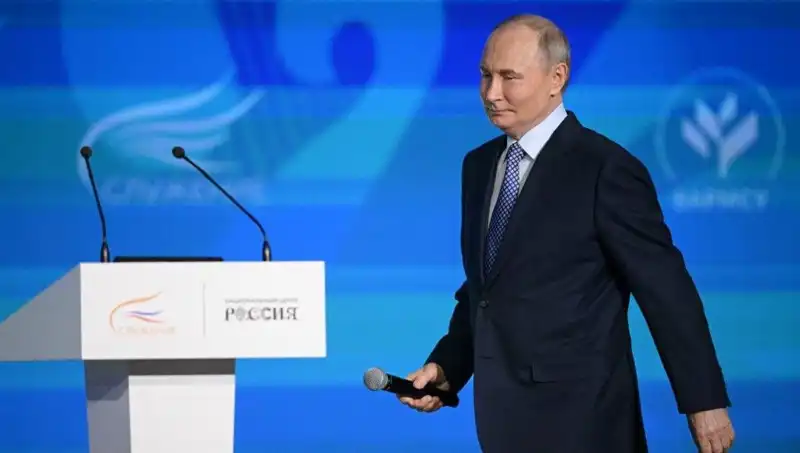 Rusya'da Yabancı Ajan Yasası: Putin'den Çarpıcı Adım