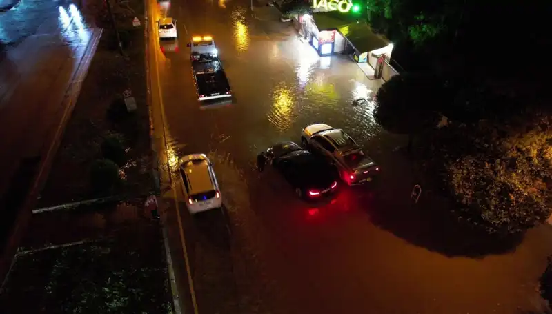 Adana’da Sağanak Yağış, Şehirde Hayatı Olumsuz Etkiledi