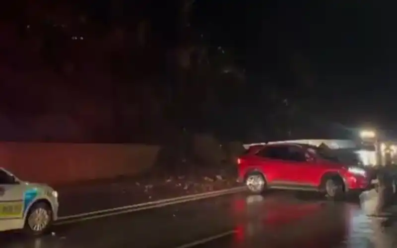 Hakkari’de Aniden Düşen Dev Kayalar Yolu Kapattı: Ekipler Seferber Oldu