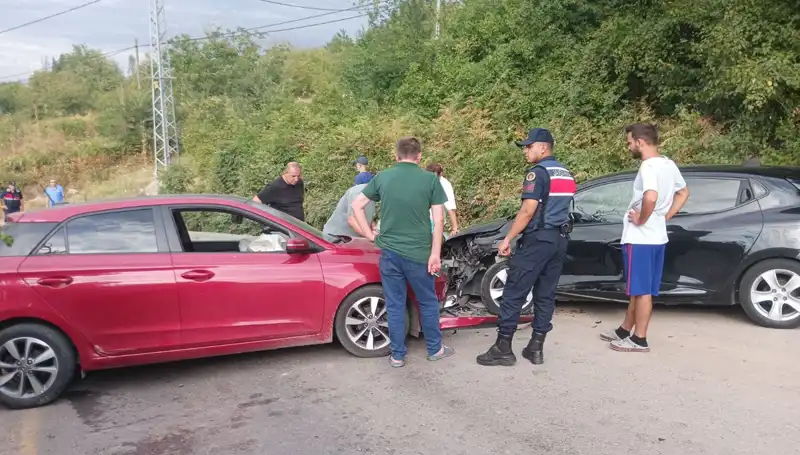 Karamürsel'de Trafik Kazası: İki Otomobil Çarpıştı, Dört Yaralı!