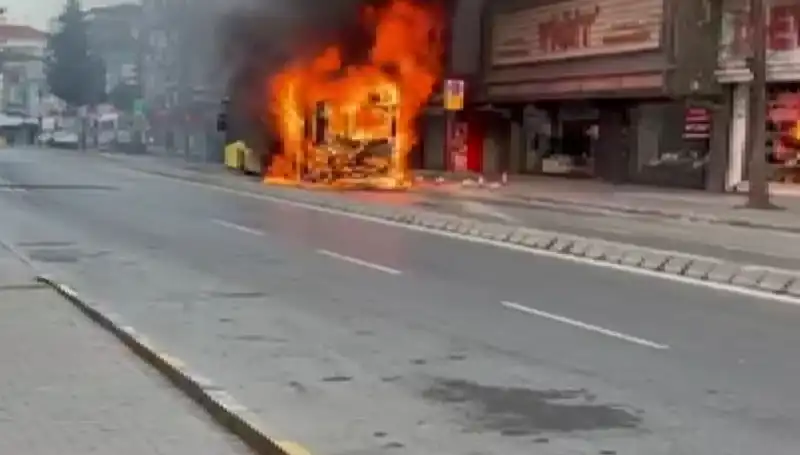 Ümraniye'de Korku Dolu Anlar: Yangın Ortalığı Sarmadan Müdahale Edildi!