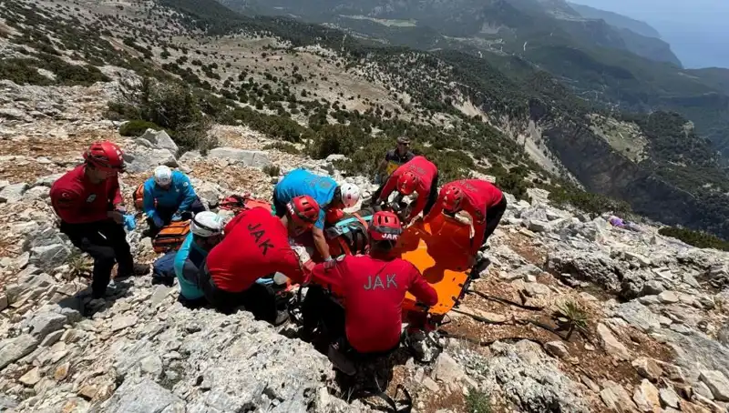 Fethiye'de Paraşütle Atlayan İki Kişi Kayalıklara Düştü, Hayatını Kaybetti