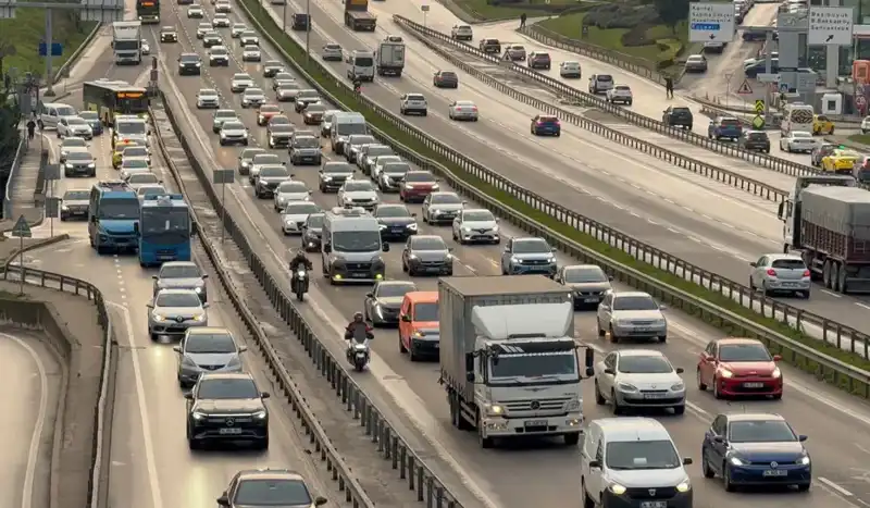İstanbul Sabah Trafiği: Anadolu Yakası’nda Araçlar Durdurucu Hızda İlerliyor