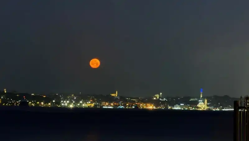 İstanbul'da Çilek Dolunayı: Tabloluk Manzaralar Şehri Sardı