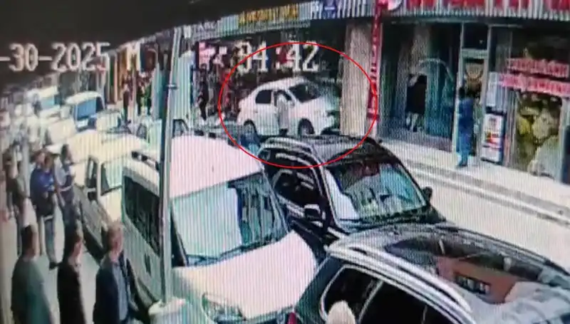 Alkollü Sürücünün Mağazaya Dalması Tüyler Ürpertti: İki Çocuk Kurtarıldı