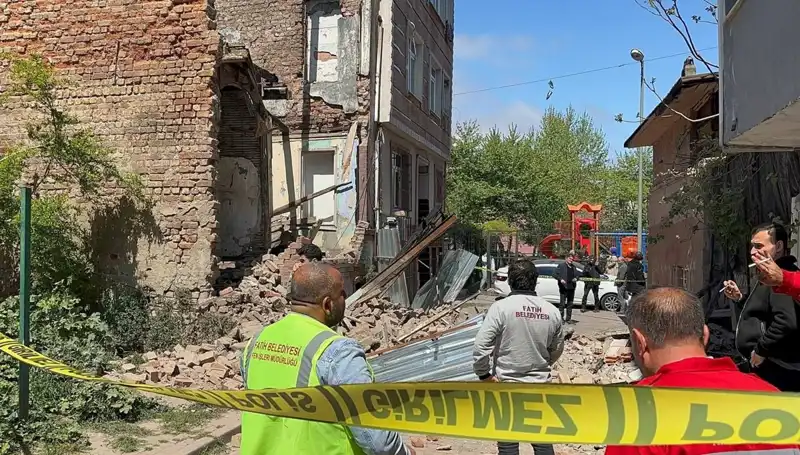 Fatih’te Deprem Sonrası Çöken Bina, Şehrin Tarihine Damga Vurdu
