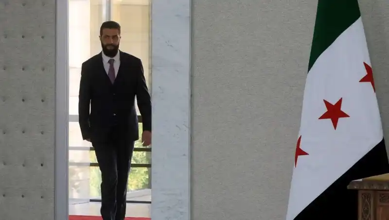 Paris Zirvesi: Macron, Yeni Suriye'ye Desteğini Açıkladı