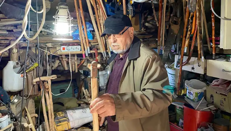 Evinin Odunluğunu Sanat Atölyesine Dönüştürdü, Doğanın Gücünü Sergiliyor