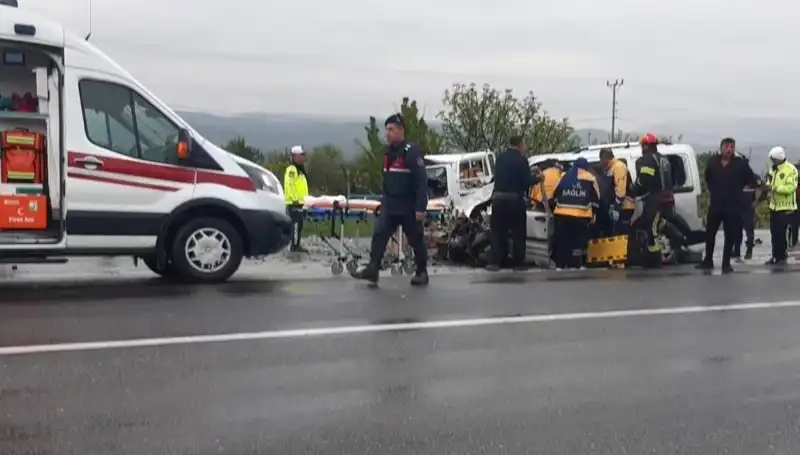 Denizli'de Feci Kaza: İki Araç Kafa Kafaya Çarpıştı!
