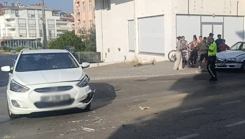 Antalya'da İki Otomobil Çarpıştı: Olay Yerinde Neler Oldu?