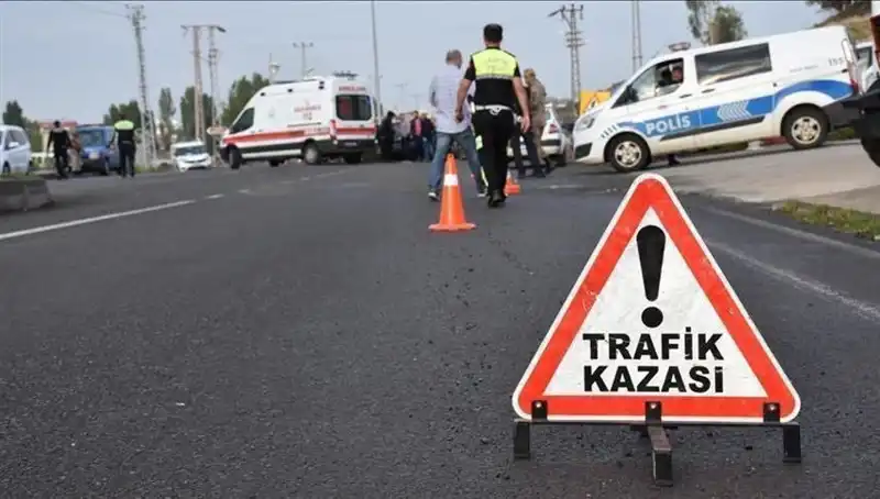 Antalya'da Otomobil Kanala Devrildi: İhmal Sonucu İki Yaralı