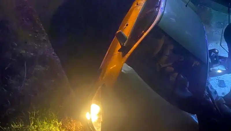 Adana'da Şarampole Devrilen Araçta İki Kişi Yaralandı!