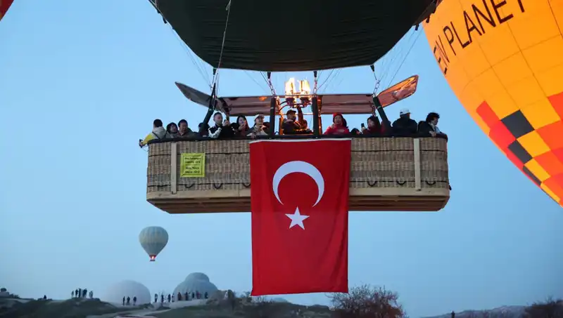 Kapadokya'nın Gökyüzünde 23 Nisan Coşkusu: Balonlar Türk Bayraklarıyla Süslendi
