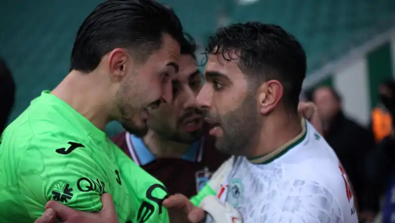 Konyaspor-Trabzonspor Maçında Gerilim Tırmandı: Futbolcular Arasında Kavga!