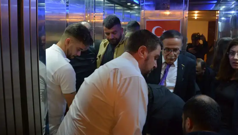 Ünlü Sanatçı Volkan Konak Anmasında Kalp Krizi Geçirdi, Hayranlarını Şok Etti