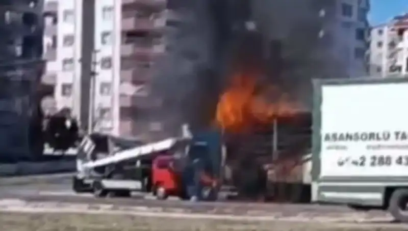 Alev Alev Yanan TIR, Saniyeler İçinde Kül Oldu!